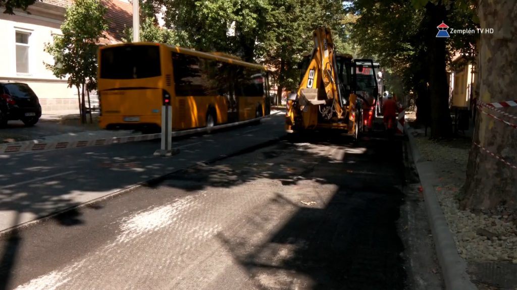 Megkezdődött a Kazinczy utca egy szakaszán az aszfaltréteg felmarása Sátoraljaújhelyen